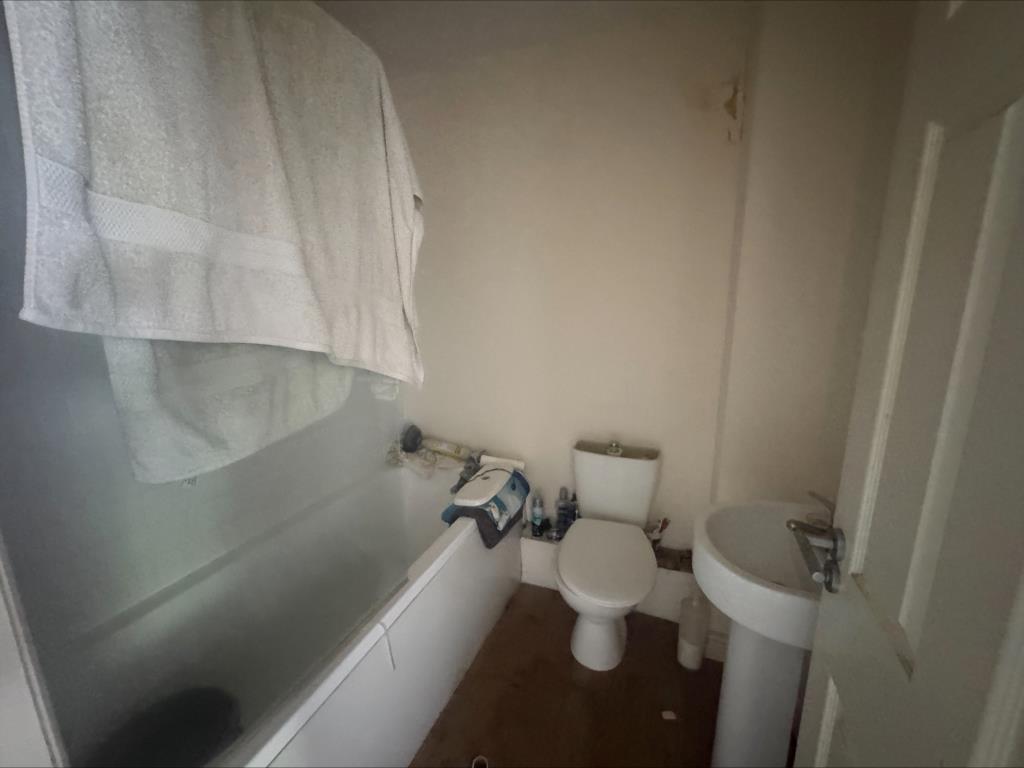 Lot: 89 - FLAT FOR INVESTMENT OR OCCUPATION - Bathroom